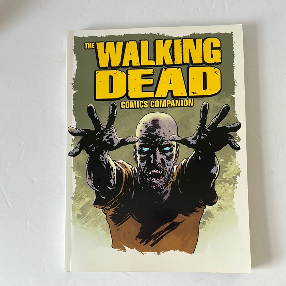 NWOT The Walking Dead Comics Companion 2017 Paperback Book 176 pages
